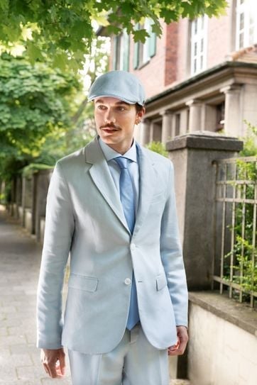 Linen flat cap with a pastel suit Linen flat cap with a pastel suit